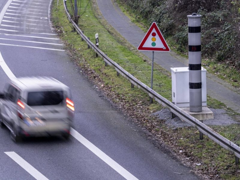 Verkehr: Notfall im Auto! Fahrer und Beifahrer sollten diesen Trick kennen