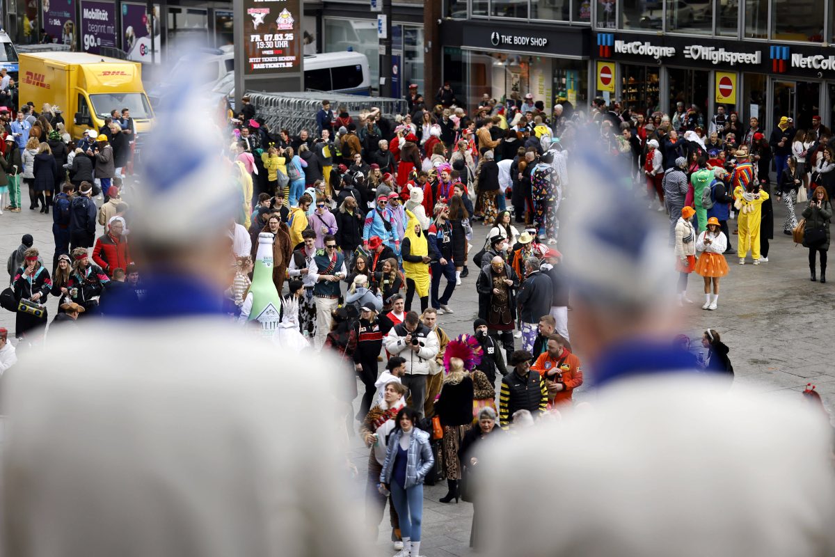 Karneval NRW: Tourist aus Japan wusste nichts vom närrischen Treiben.