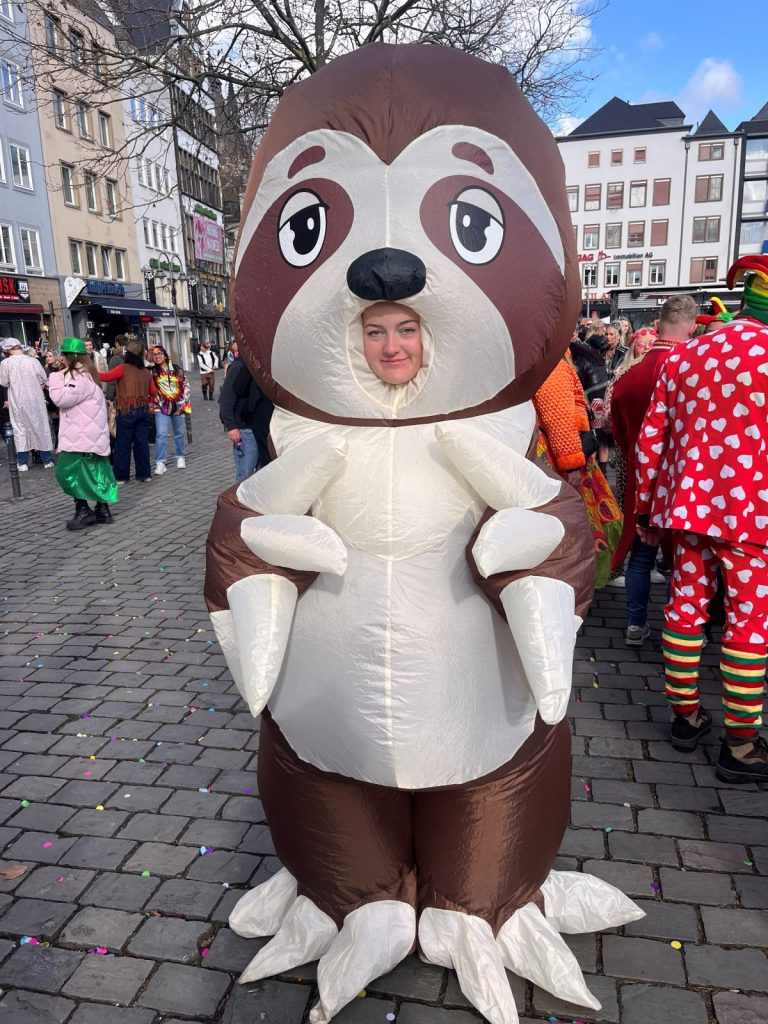 Die Jecken und Narren an Karneval sind kreativ. Bianca trägt ein aufblasbares Faultier-Kostüm.