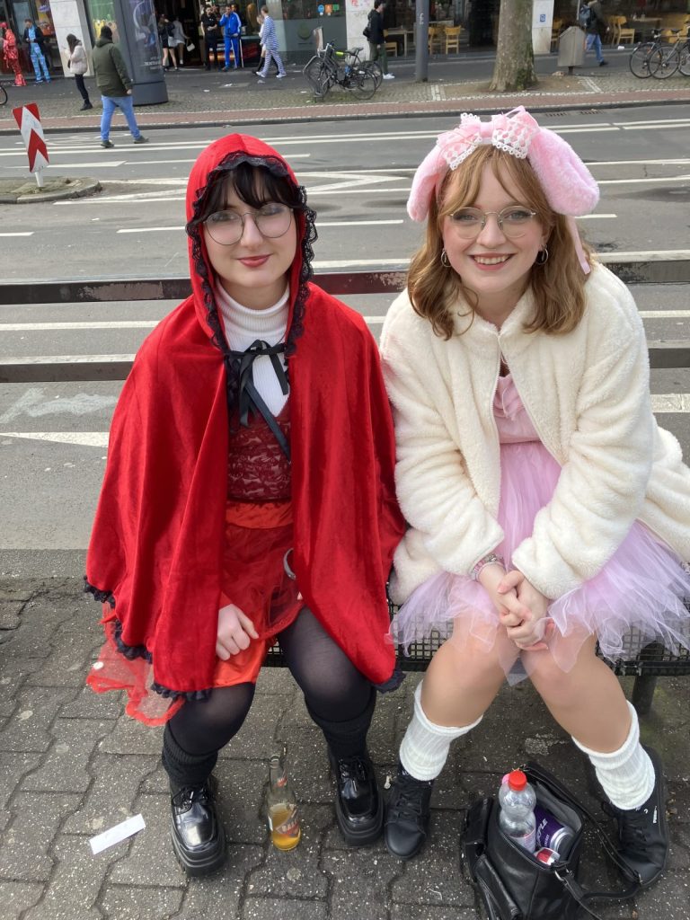 Nicole (l.) und Jolana (r.) finden Wildpinkler "unangenehm."