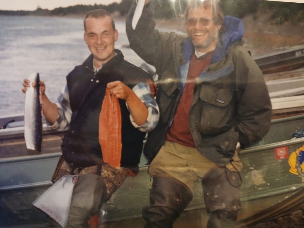 Martin Weete (l.), aus NRW, fischte schon Lachs mit Berti Vogts. Hier auf dem Foto mit einer unbekannten Person.