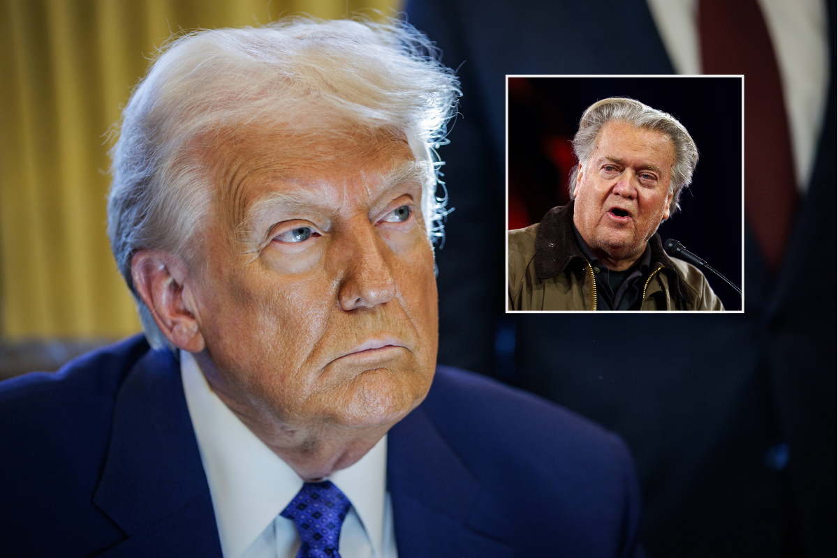 Trump-Kumpel Steve Bannon macht eine Geste, die an einen Hitlergruß erinnert.