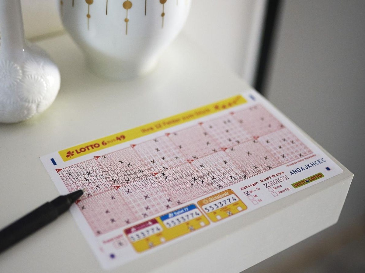 Am kommenden Samstag, 8. März, gibt es eine außergewöhnliche Jackpot-Situation bei Lotto 6aus49. Neben dem Jackpot in der ersten Gewinnklasse von rund 14 Millionen, hat sich ein weiterer Jackpot im zweiten Rang von rund sechs Millionen Euro gebildet. Eine besondere Chance auf Millionengewinne.