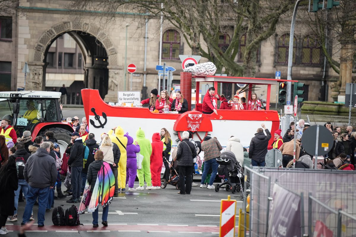 Der Rosenmontagszug in Duisburg 2025 startete mit einer Stunde Verspätung. (Archivfoto)