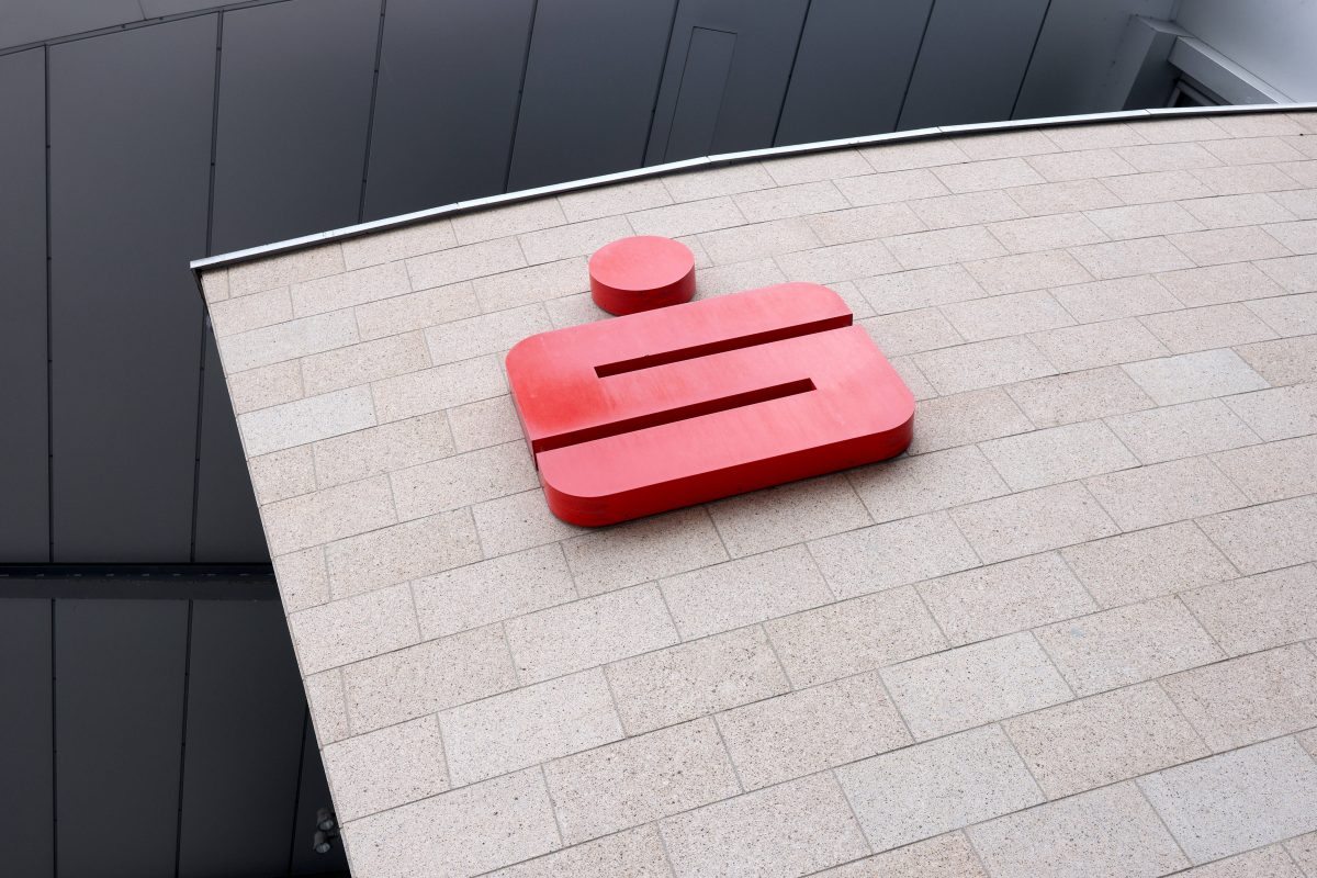 Kunden der Sparkasse winkt eine Rückzahlung.