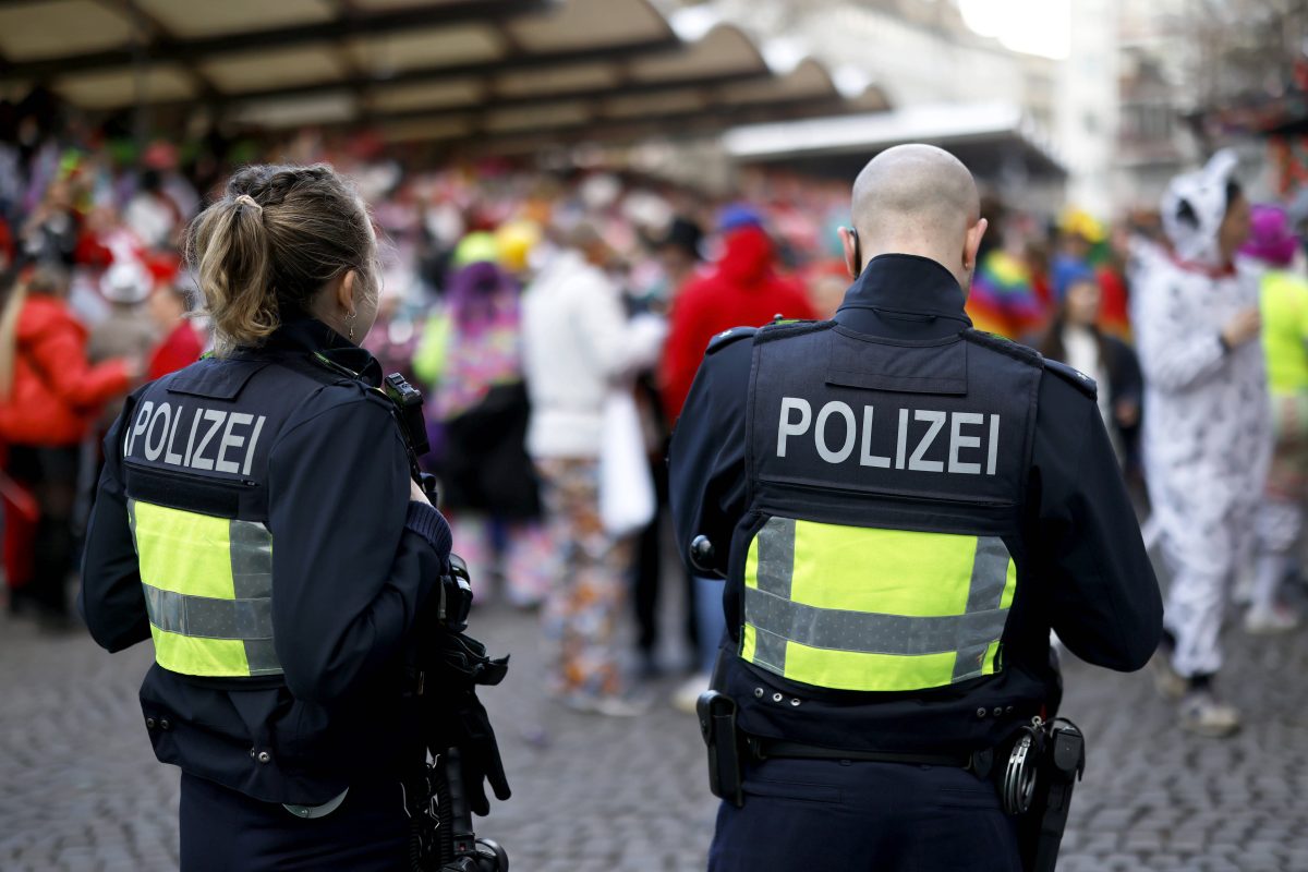 Karneval in Köln: Polizisten entdecken verkleideten 