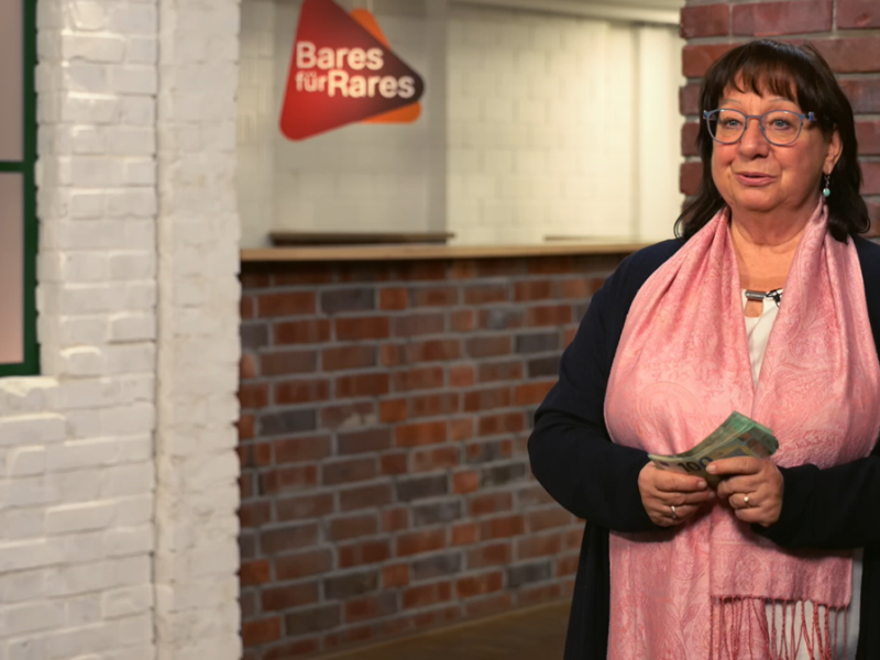 „Bares für Rares“: Kandidatin hat hohen Wunschpreis für Armreif – sie bekommt sogar noch mehr Geld!