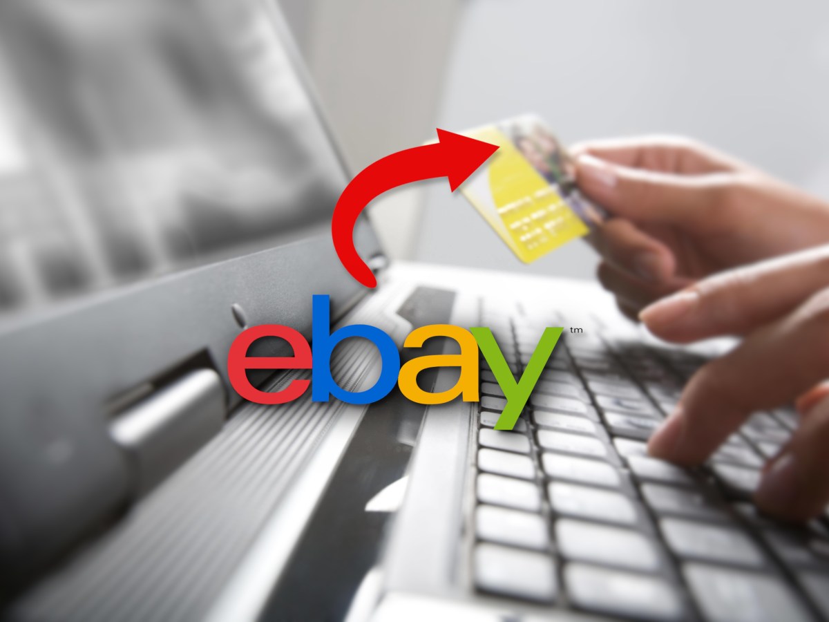 Kreditkarte und Laptop hinter Ebay Logo