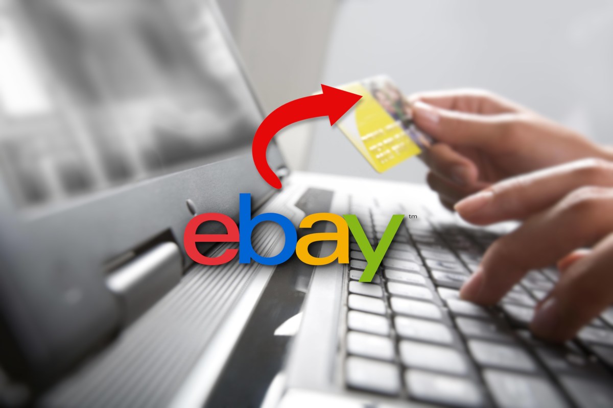 Kreditkarte und Laptop hinter Ebay Logo