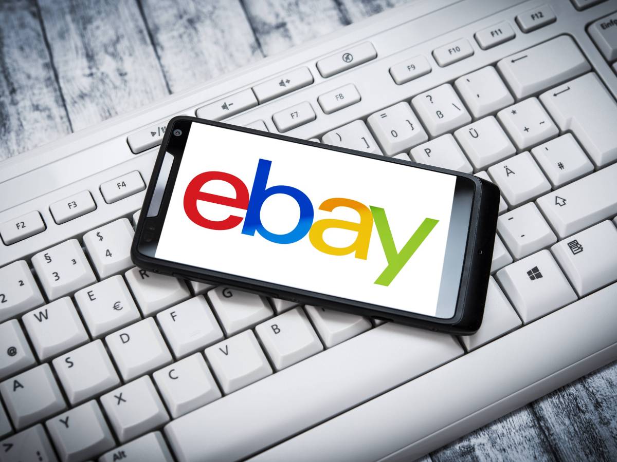 Handy mit Ebay Logo auf Tastatur