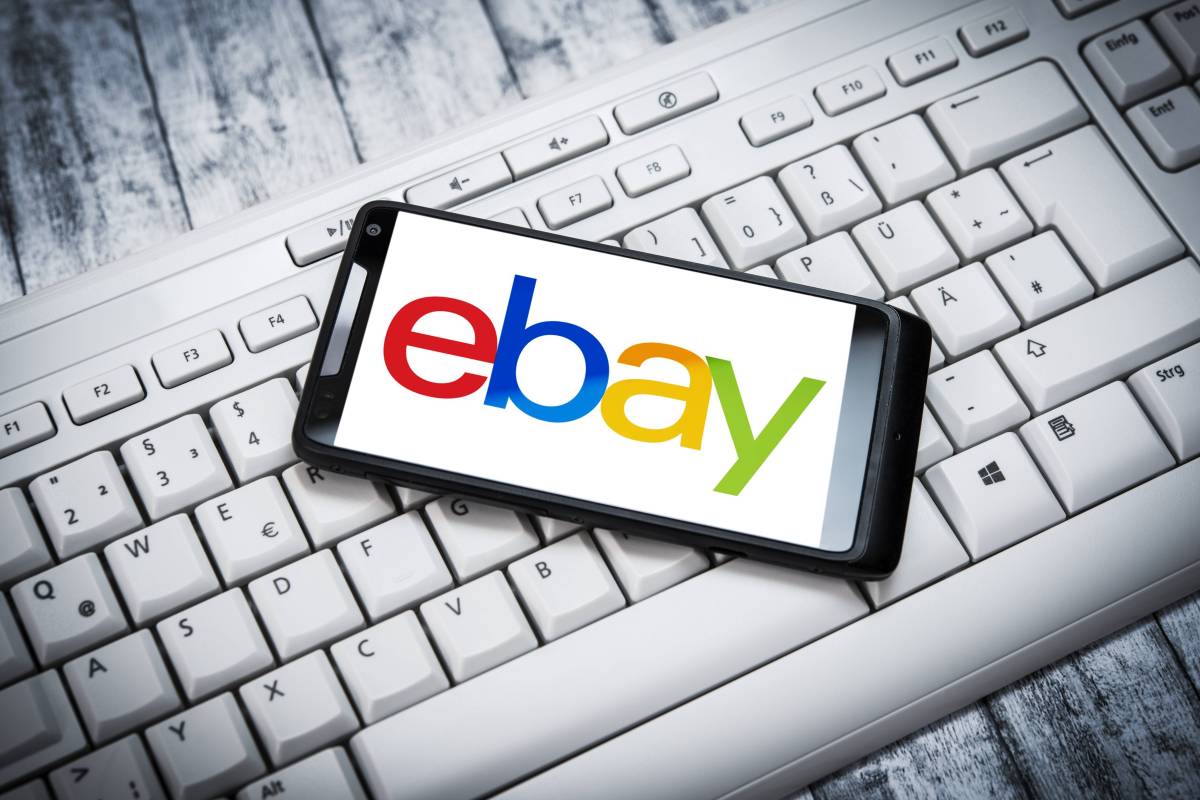 Handy mit Ebay Logo auf Tastatur