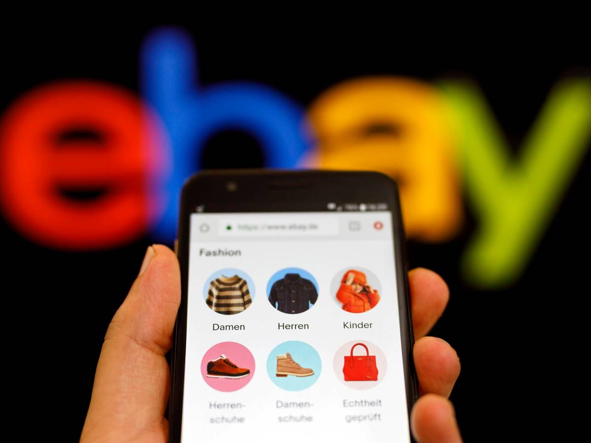 Handy vor Ebay-Logo