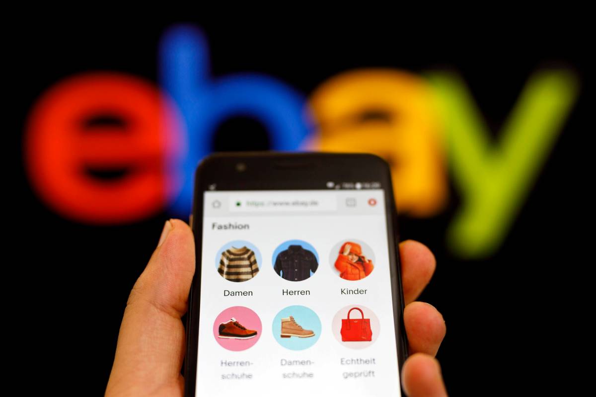 Handy vor Ebay-Logo