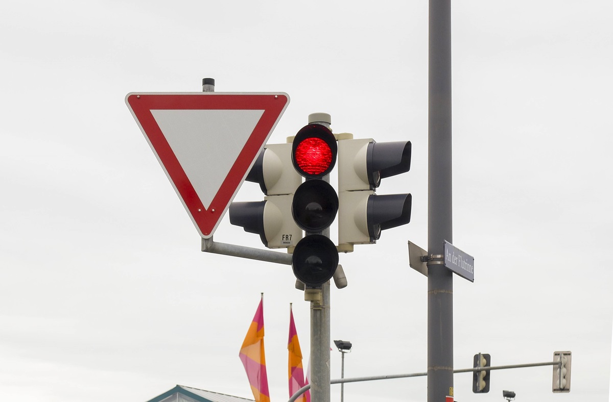 Verkehr: Bei Rot trotzdem fahren? Diese 3 Regeln haben die wenigsten Autofahrer auf dem Schirm