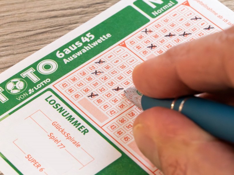 Frau sahnt im Lotto ab – ihr Verlobter bekommt die Folgen als Erster zu spüren