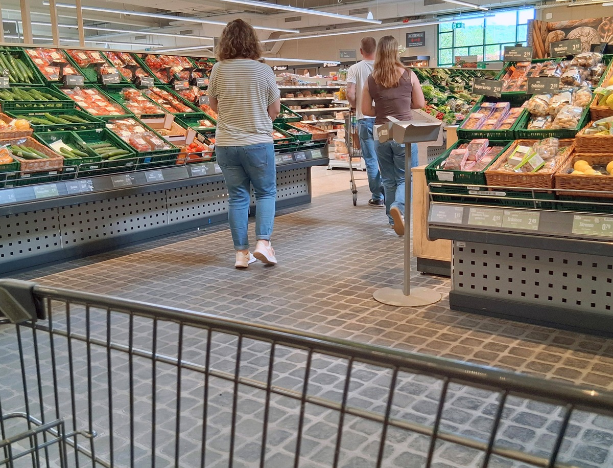Aldi, Lidl, Rewe & Co.: Blick in den Einkaufswagen lässt Kunden würgen