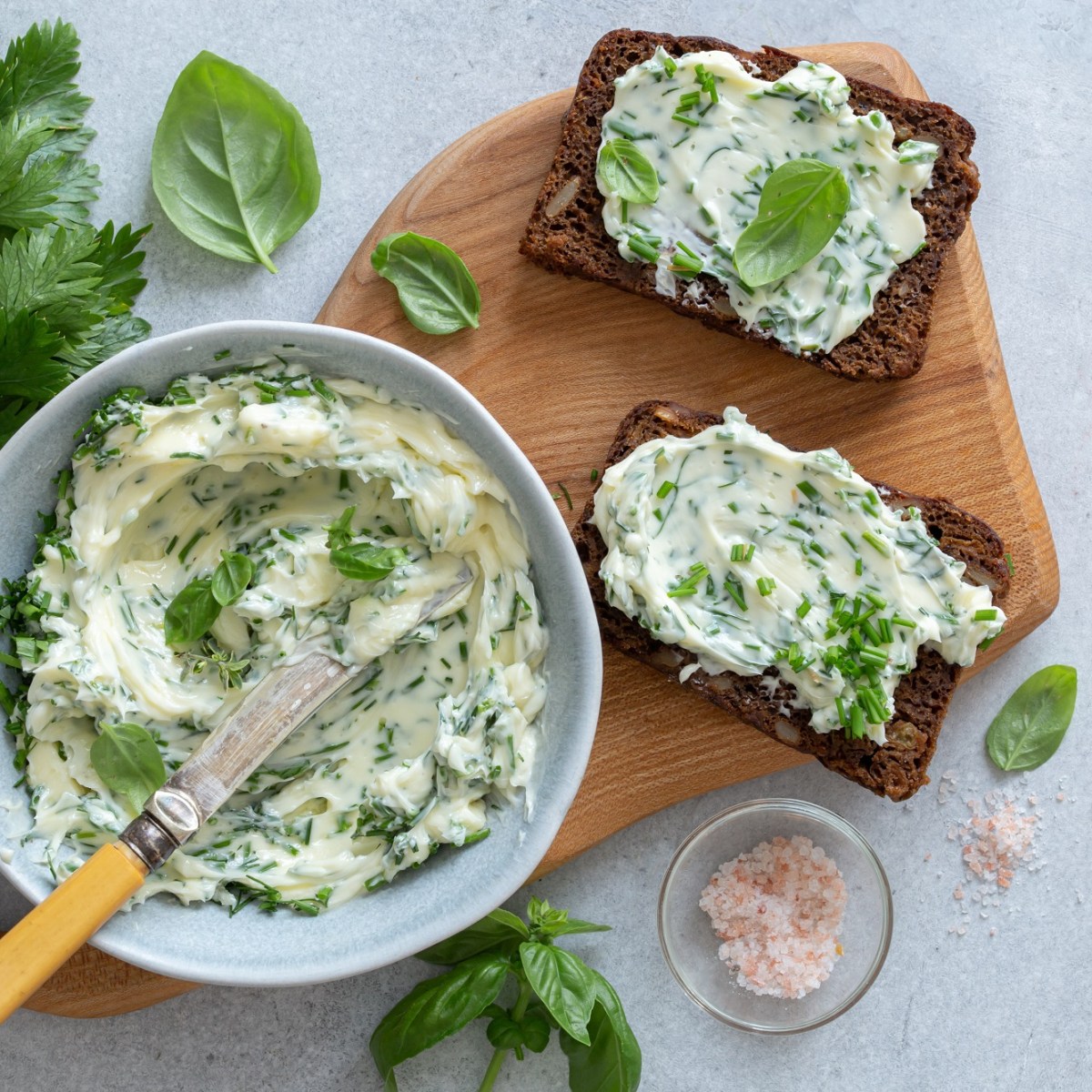 Diese Knoblauch-Parmesan-Butter darf beim Grillen nicht fehlen