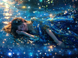Frau mit blauem Kleid und Sternen