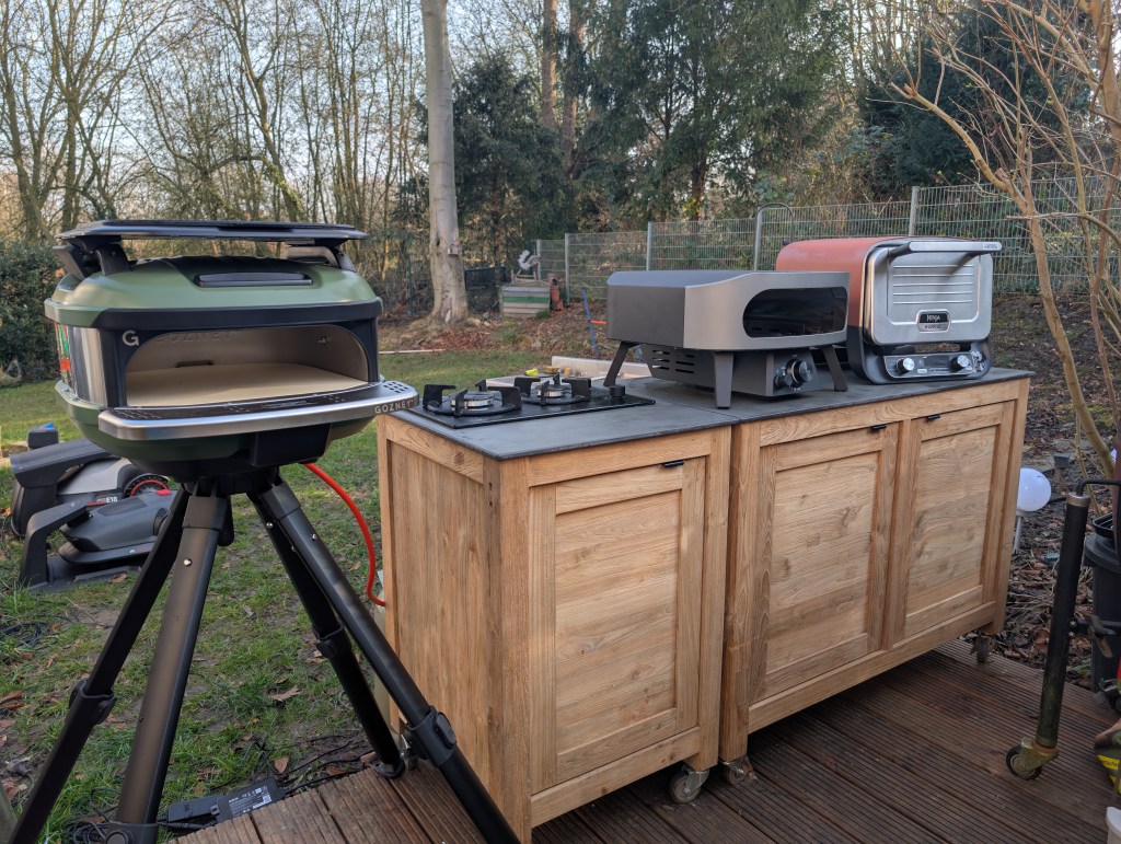 Outdoor-Küche mit Pizzaofen