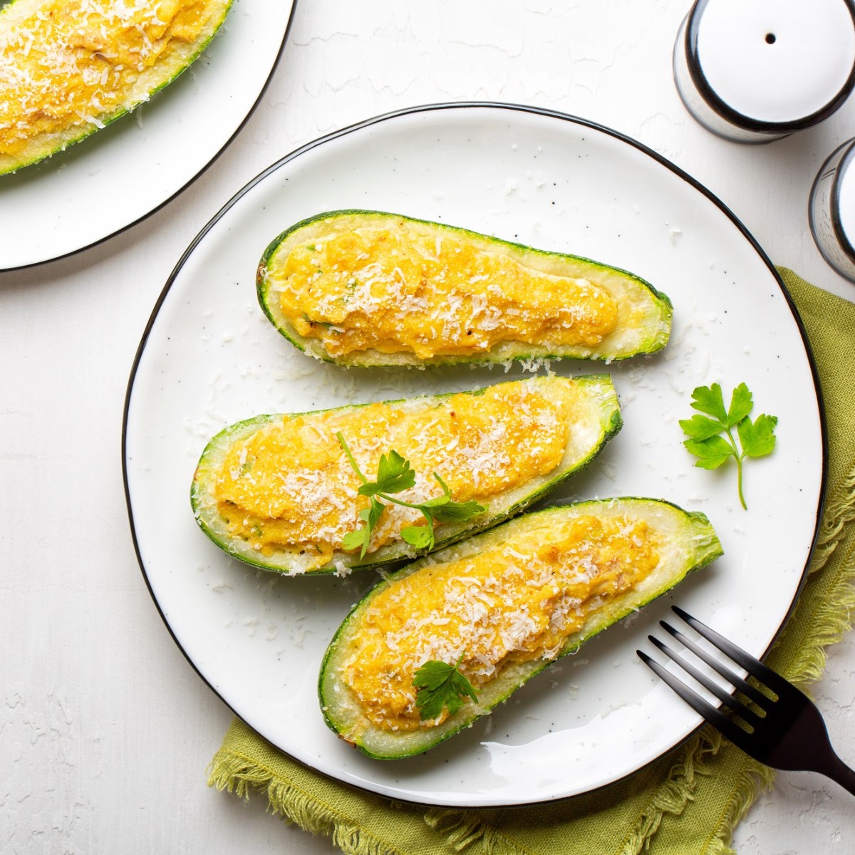 Gefüllte Zucchini mit Thunfisch und Käse: schnelle Genussküche