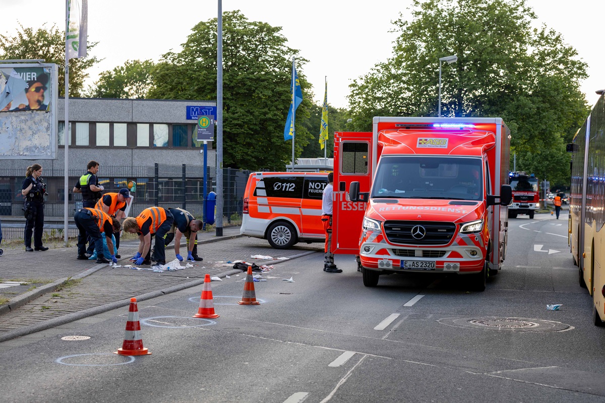 Essen-Blutiges-Drama-an-Bushaltestelle-Mann-wird-Bein-abgerissen