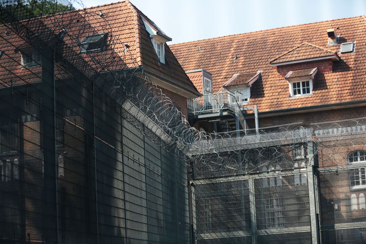 NRW: Revolte in Psychiatrie! Straftäter rastet aus +++ Gefangene legen Feuer