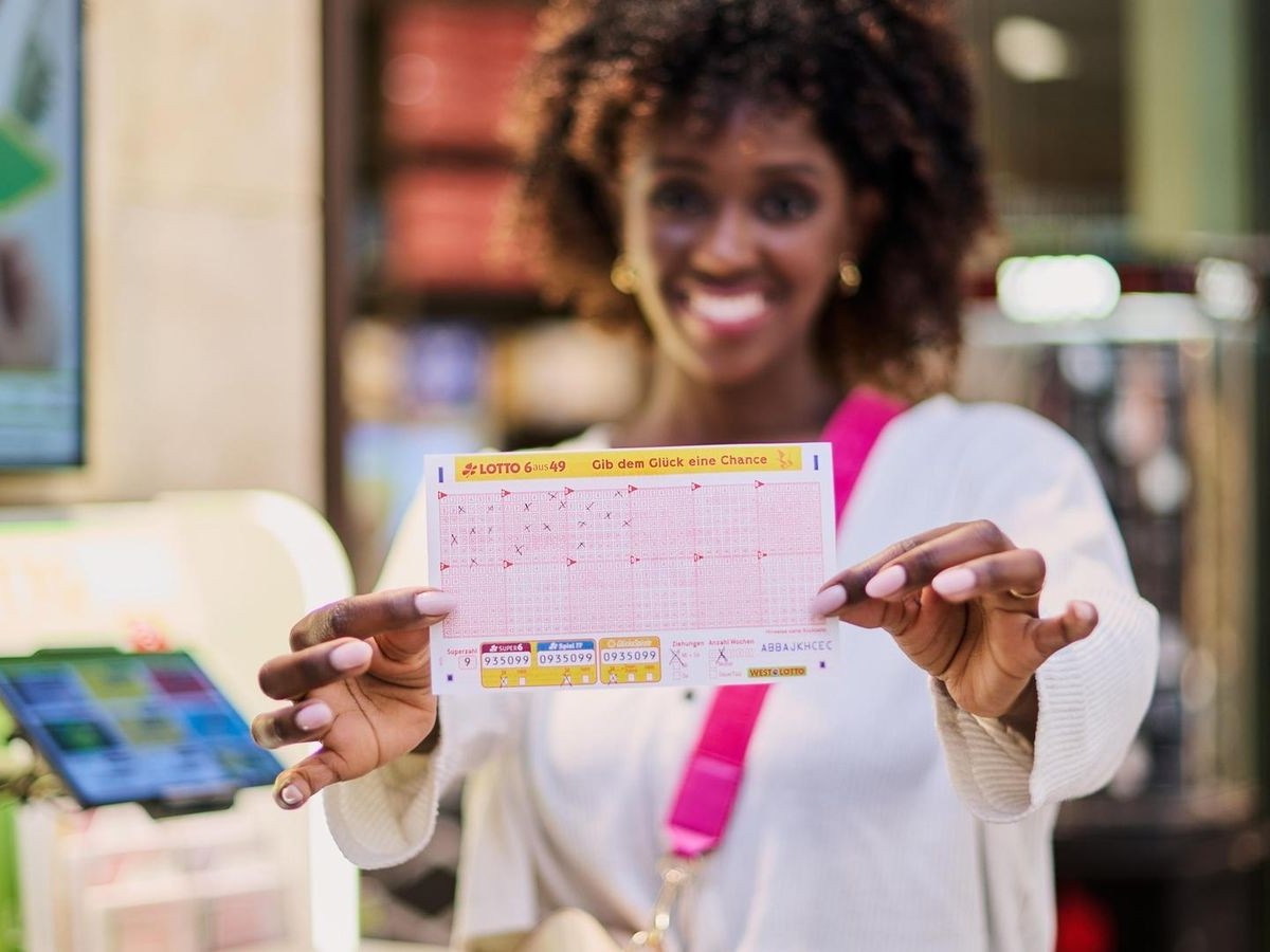 Die Samstagsziehung von LOTTO 6aus49 hat sich für einen Tipper aus dem Kreis Borken besonders gelohnt. Er knackte am 10. Mai den Jackpot und ist nun um rund 9,5 Millionen Euro reicher.