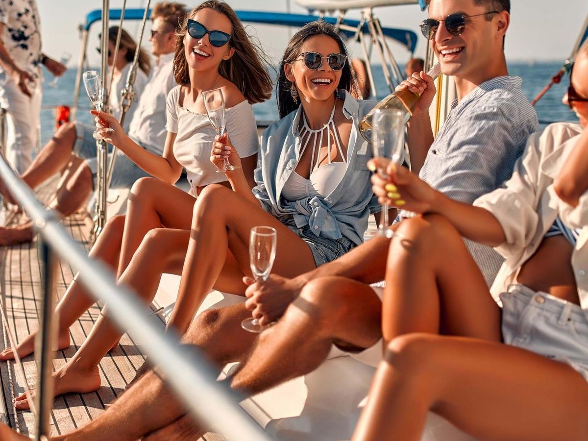 Mit Freunden auf dem Mittelmeer unterwegs zu sein, wird zur neuen Realität – und so mancher Alltagsstress entfällt mit einem möglichen Eurojackpot-Gewinn.