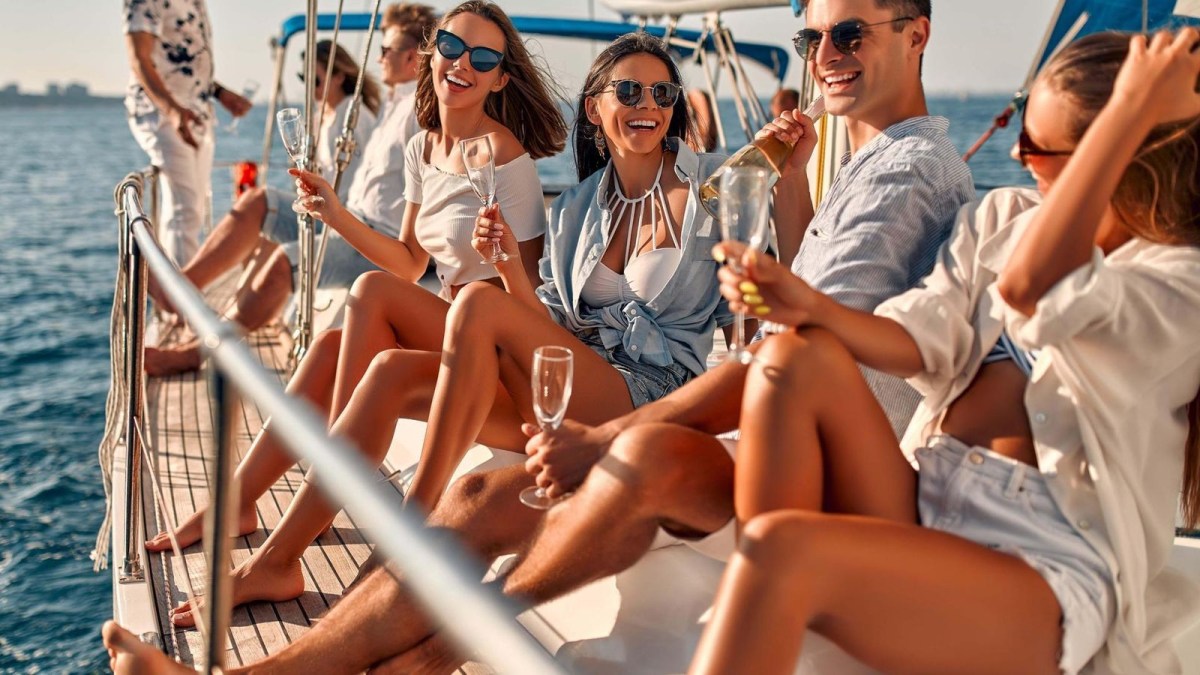 Mit Freunden auf dem Mittelmeer unterwegs zu sein, wird zur neuen Realität – und so mancher Alltagsstress entfällt mit einem möglichen Eurojackpot-Gewinn.