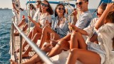 Mit Freunden auf dem Mittelmeer unterwegs zu sein, wird zur neuen Realität – und so mancher Alltagsstress entfällt mit einem möglichen Eurojackpot-Gewinn.