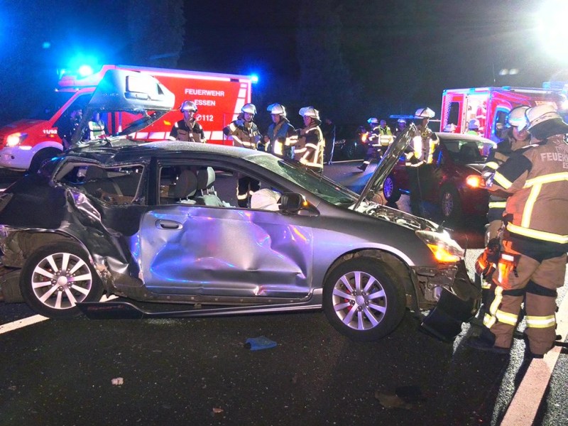 Horror-Unfall auf A40 in Essen ++ Mercedes rast in Unglücks-Auto ++ Teenager tot!
