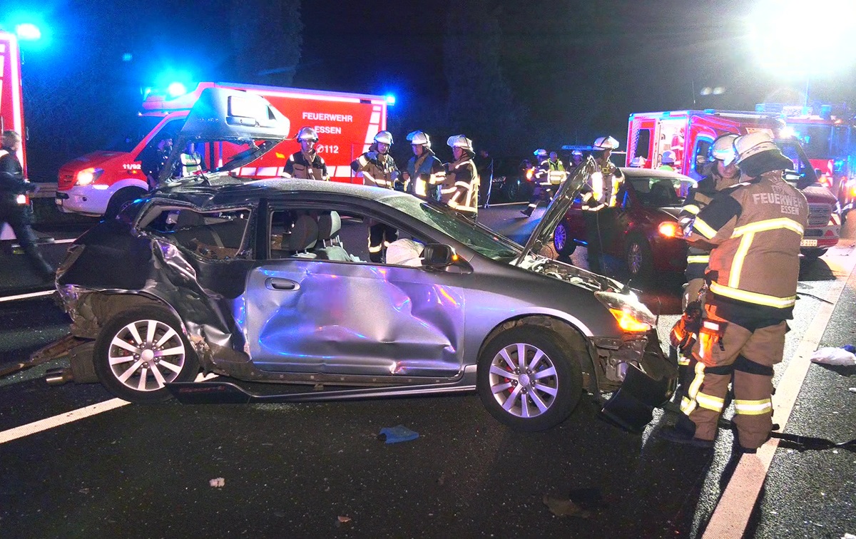 Horror-Unfall auf A40 in Essen ++ Mercedes rast in Unglücks-Auto ++ Menschen erfasst