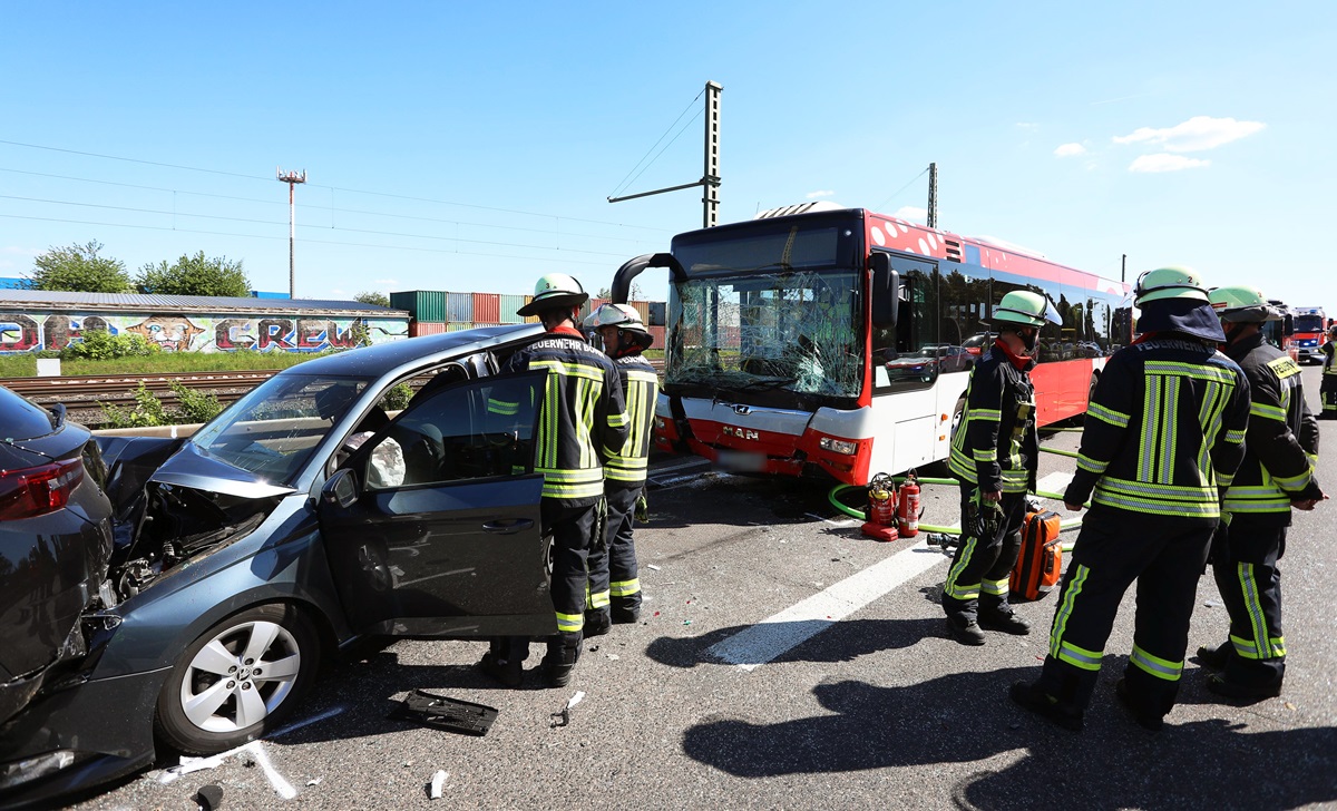 A59 in NRW: Bus rast auf dem Weg zum Flughafen Köln/Bonn in Stauende ++ Hubschrauber-Einsatz