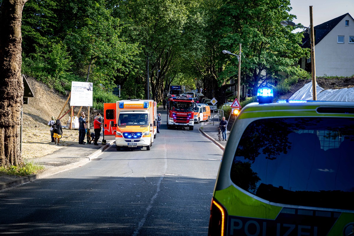 Bochum: Rollschuh-Fahrerin von Motorrad erfasst ++ Lebensgefahr