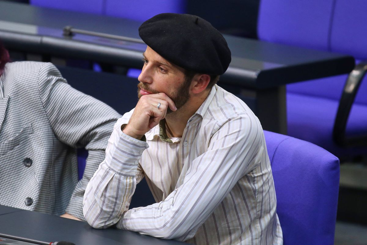 Left-wing politician kicked out of the Bundestag - because of his cap