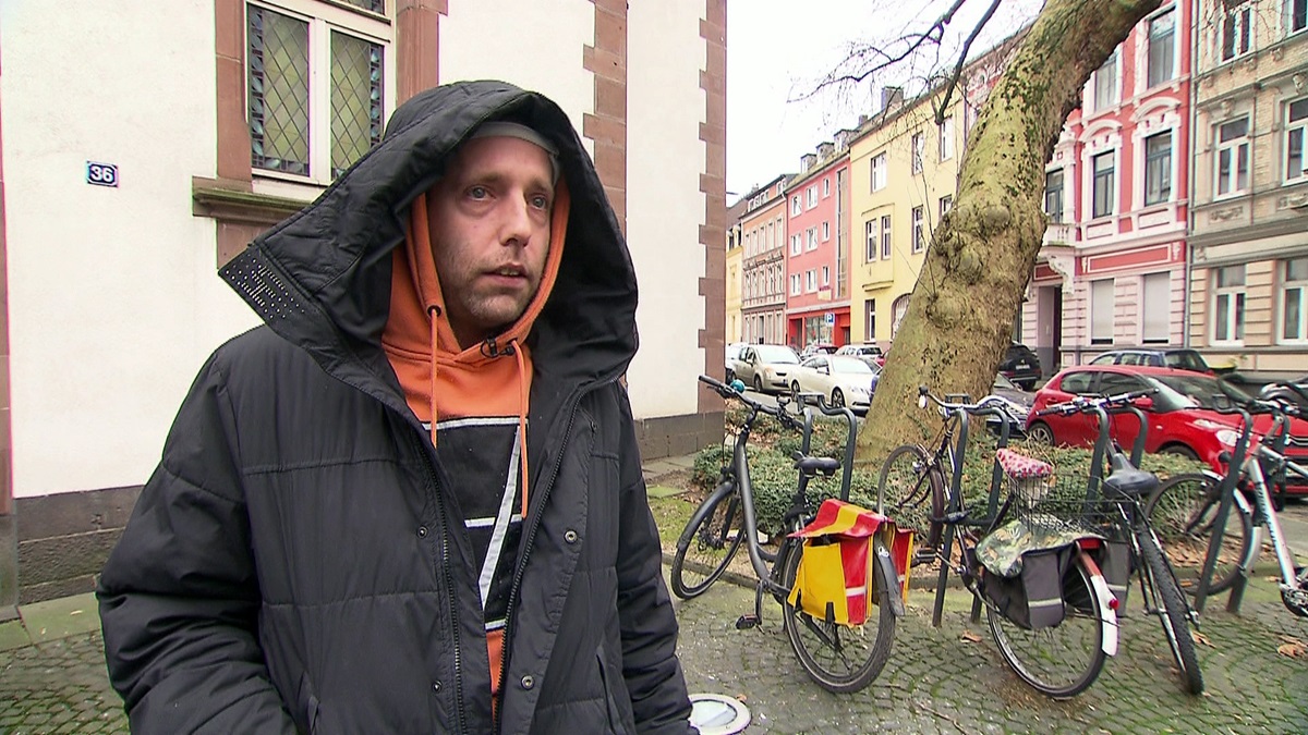 Bürgergeld-Empfänger bekommt Unterlagen vom Jobcenter: Sie landen im nächsten Müllcontainer