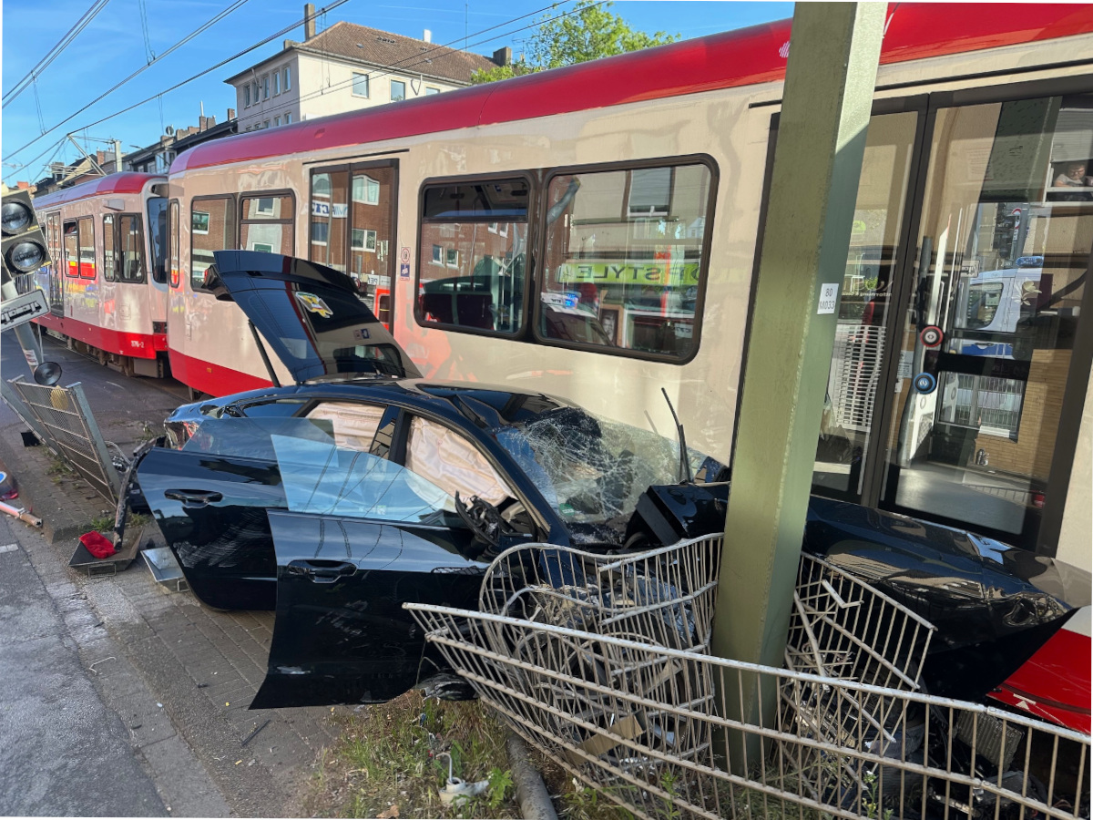 Dortmund: Schlimmer Unfall! Straßenbahn schleift Auto mit ++ mehrere Verletzte