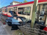 In Dortmund-Eving kam es zu einem Unfall zwischen einer Stadtbahn und einem Pkw. Der Audi-Fahrer wurde schwer verletzt, die Bahn entgleiste teilweise.