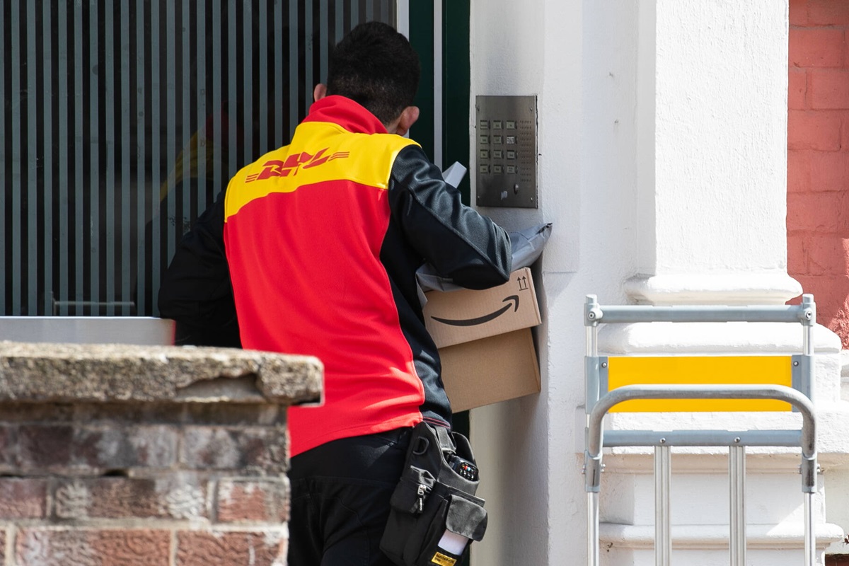 Essen: DHL-Bote entpuppt sich als brutaler Gold-Räuber – gefesselte Frau erlebt Albtraum