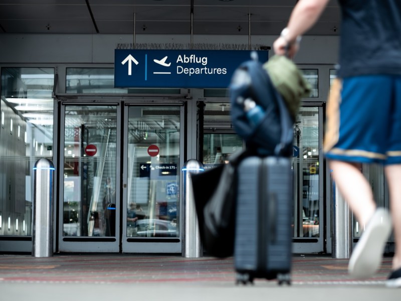 Arbeitslose wollen am Flughafen Düsseldorf abheben – irre, was sie im Gepäck verstecken
