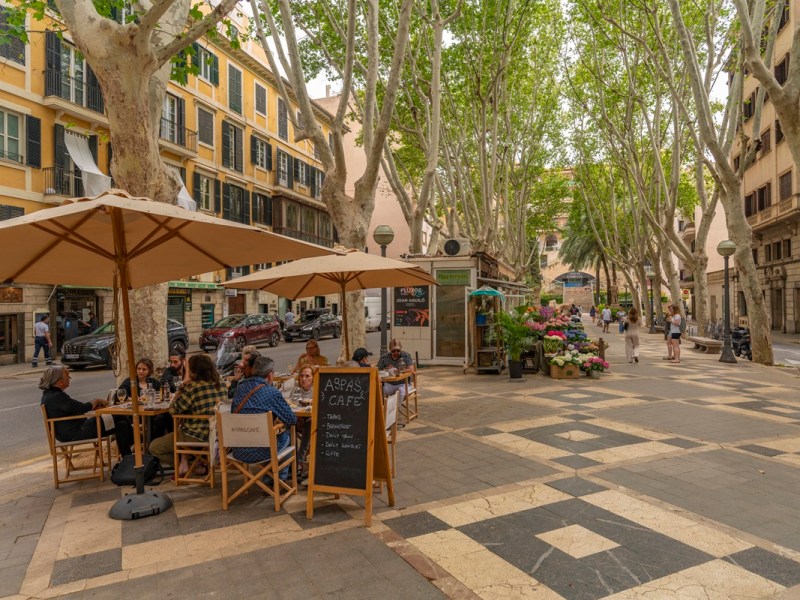 Mallorca: Frau will in Palma Kaffee trinken gehen – und wird der Terrasse verwiesen