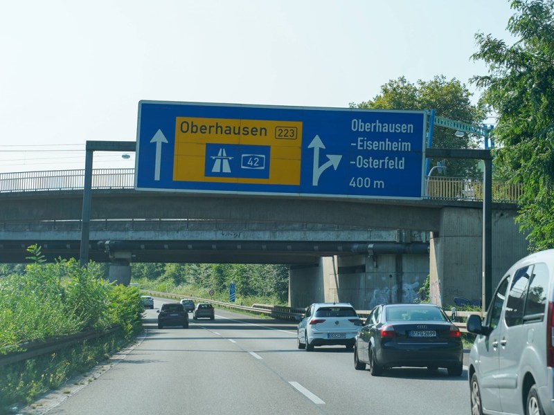 Irre Szenen über A42 in Duisburg – 40-Tonner hinterlässt „Schneise der Verwüstung“