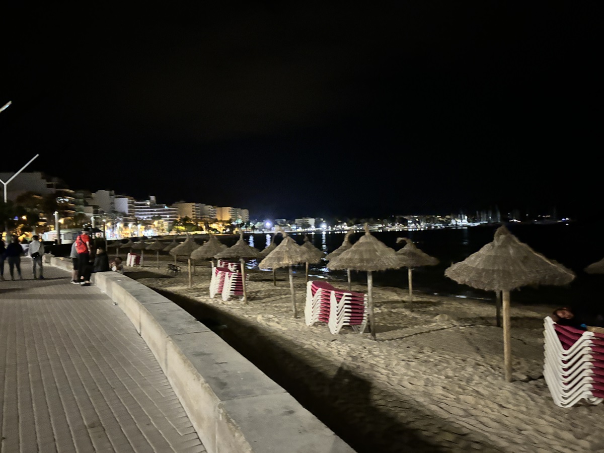 Urlaub auf Mallorca: Deutscher geht nachts an der Playa entlang – und glaubt nicht, was er sieht