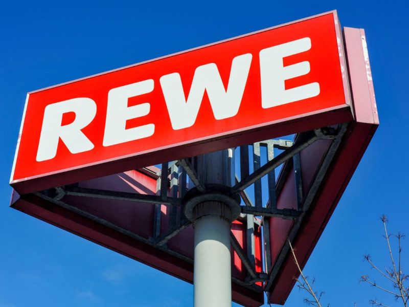Rewe schießt gegen Aldi, Lidl & Co. – Kunden empört: „Wie blöd ist das denn?“