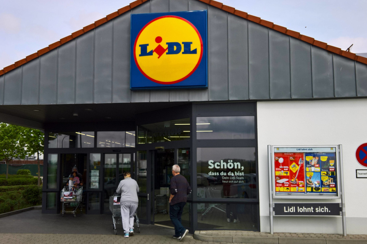 Wütende Lidl-Mitarbeiter kleben Zettel an Ladentür
