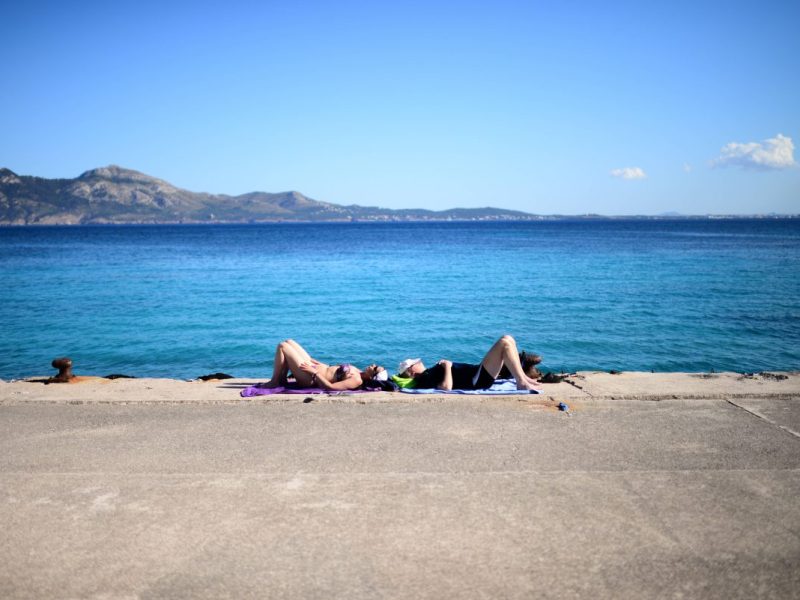 Deutsche Mallorca-Urlauber schlafen am Strand – plötzlich stehen Männer vor ihnen