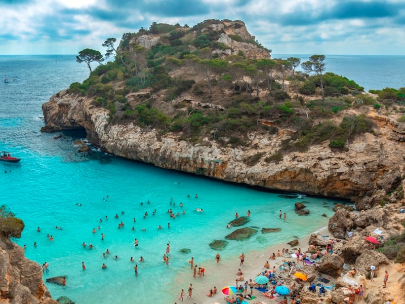Beliebte Bucht auf Mallorca völlig überlaufen – Balearen-Regierung zieht die Reißleine
