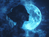 Frau vor blauem Mond bei Nacht