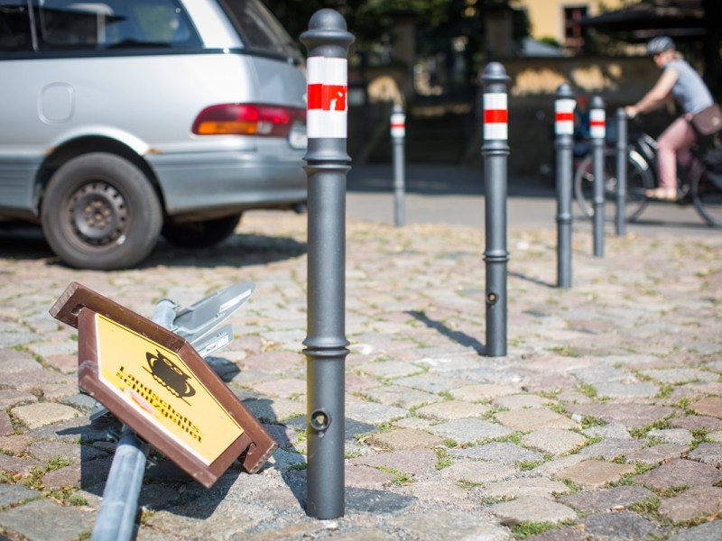 NRW: Mann parkt seit Jahren auf demselben Parkplatz – jetzt soll er 12.000 Euro zahlen!