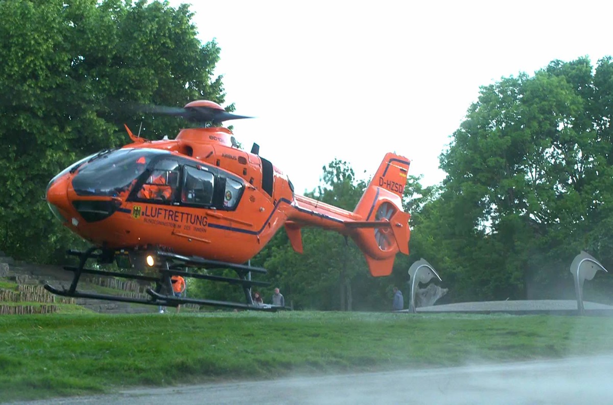 NRW: Mädchen kracht durch Einkaufscenter-Dach 8 Meter in die Tiefe ++ Hubschrauber-Einsatz